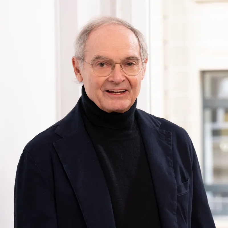 Portrait : Dr George Klainguti